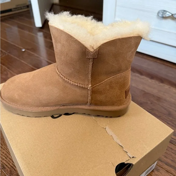 Ugg Bailey Zip mini shearling short boot with side zipper. Size US 6. BRAND NEW! - Picture 5 of 12